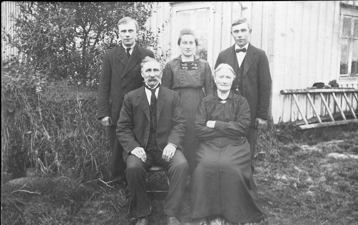 Familien Hoøen, Uthaug