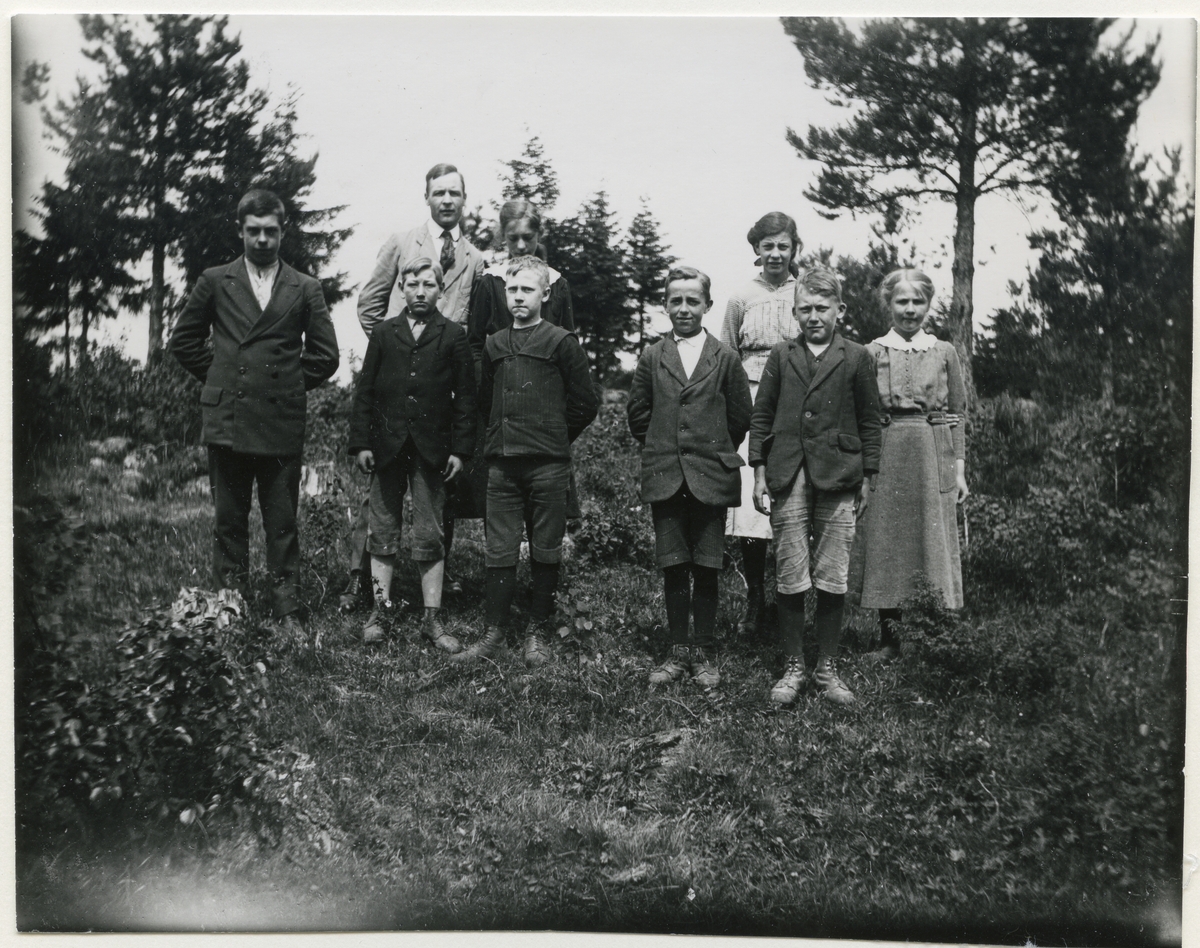 Vittinge sn, Heby kn, Gillberga.
Elever i fortsättningsskola, med lärare Frans Häll, 1917.