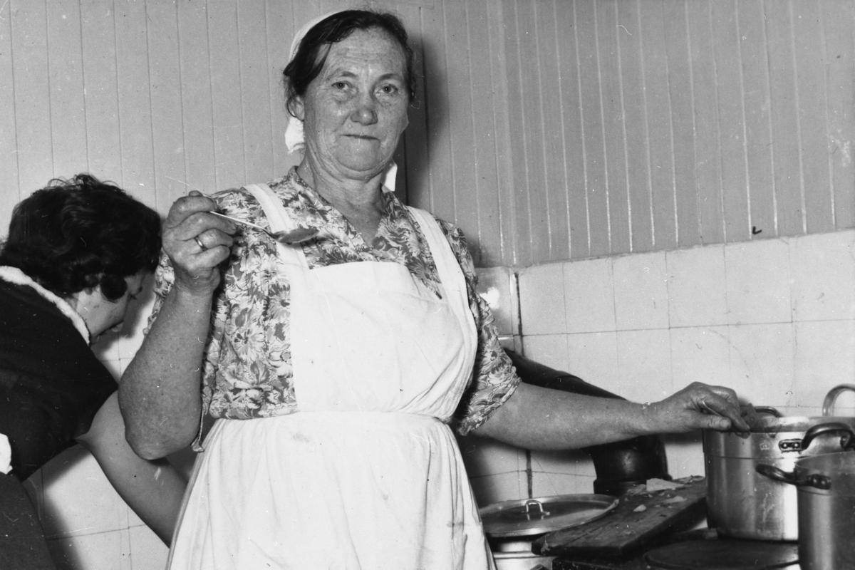 Kokka Danielle Jakobsen tilbereder mat i bryllupet til Kristiane og Bernt Braseth.  1958. Å i Senja.