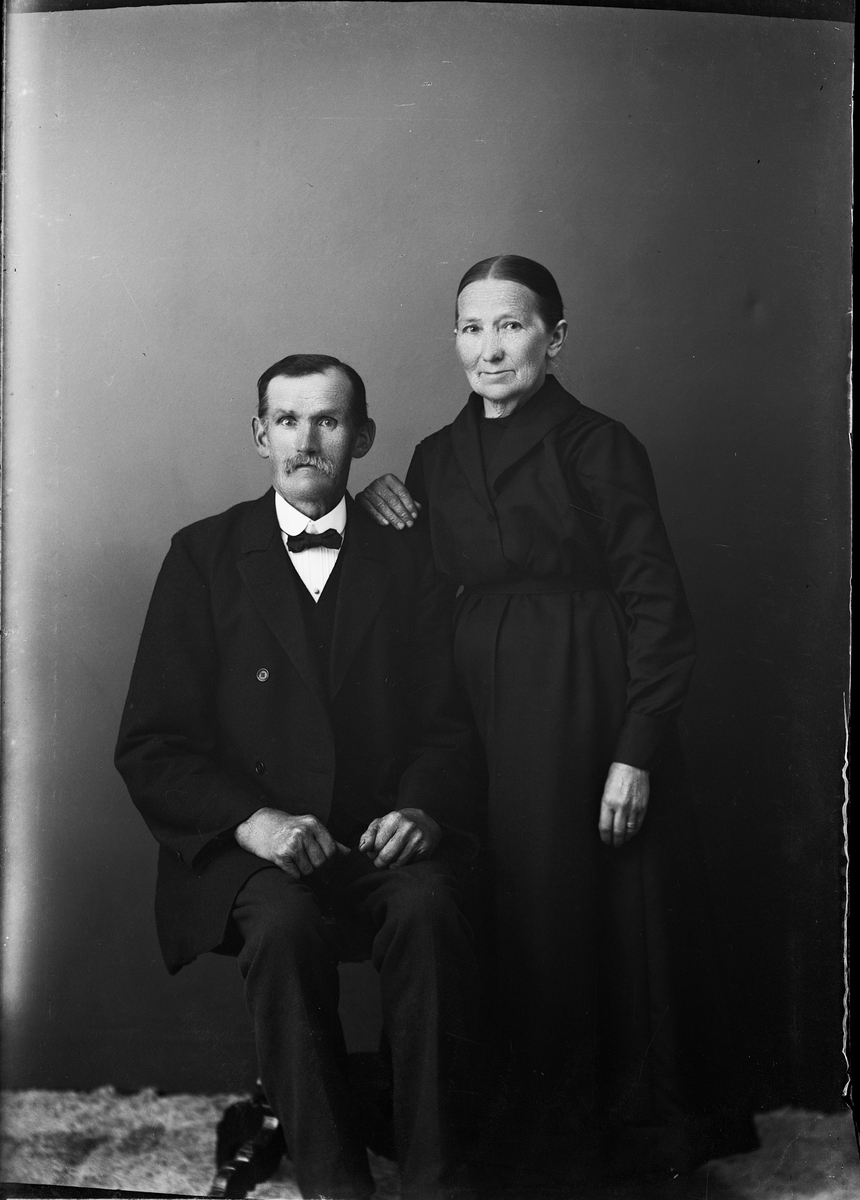 Ateljéporträtt - Karl Hultman med fru, från Barkö, Börstil socken, Uppland 1921