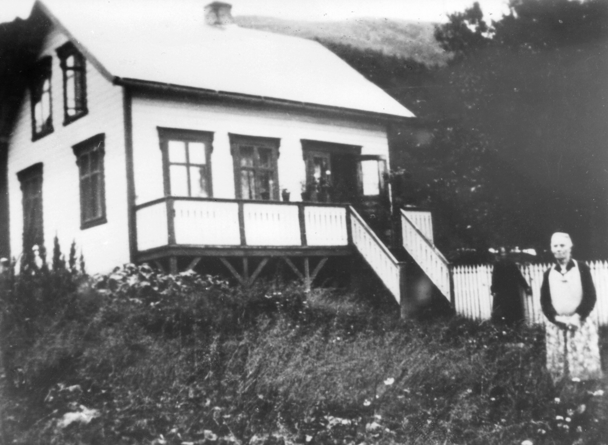 Ingvardine Sofie Andersen f. 1931, foran huset sitt i1931på Skaland.
