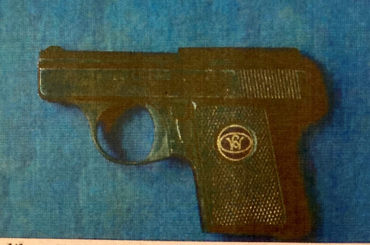 Pistolen er en Walther Modell 9, kaliber 6.35 , fabrikasjonsnr. 410530, Våpnet er blånert og har skjefteplater av bakelitt. 