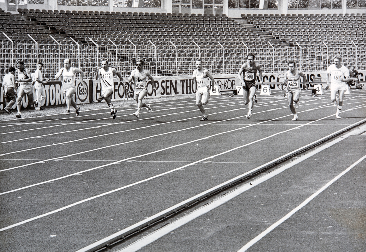 Europa mesterskapet i friidrett for veteraner i Malmø 28.07-02.08 1986. EM. Bilde viser 3. heat, forsøk 100 meter sprint. Ragnar Myhre fra Ottestad IL løper i nest ytterste bane. Han ble nr 5 i heatet sitt, og gikk dermed ikke videre. Tidsmessig ble han nest beste normann.