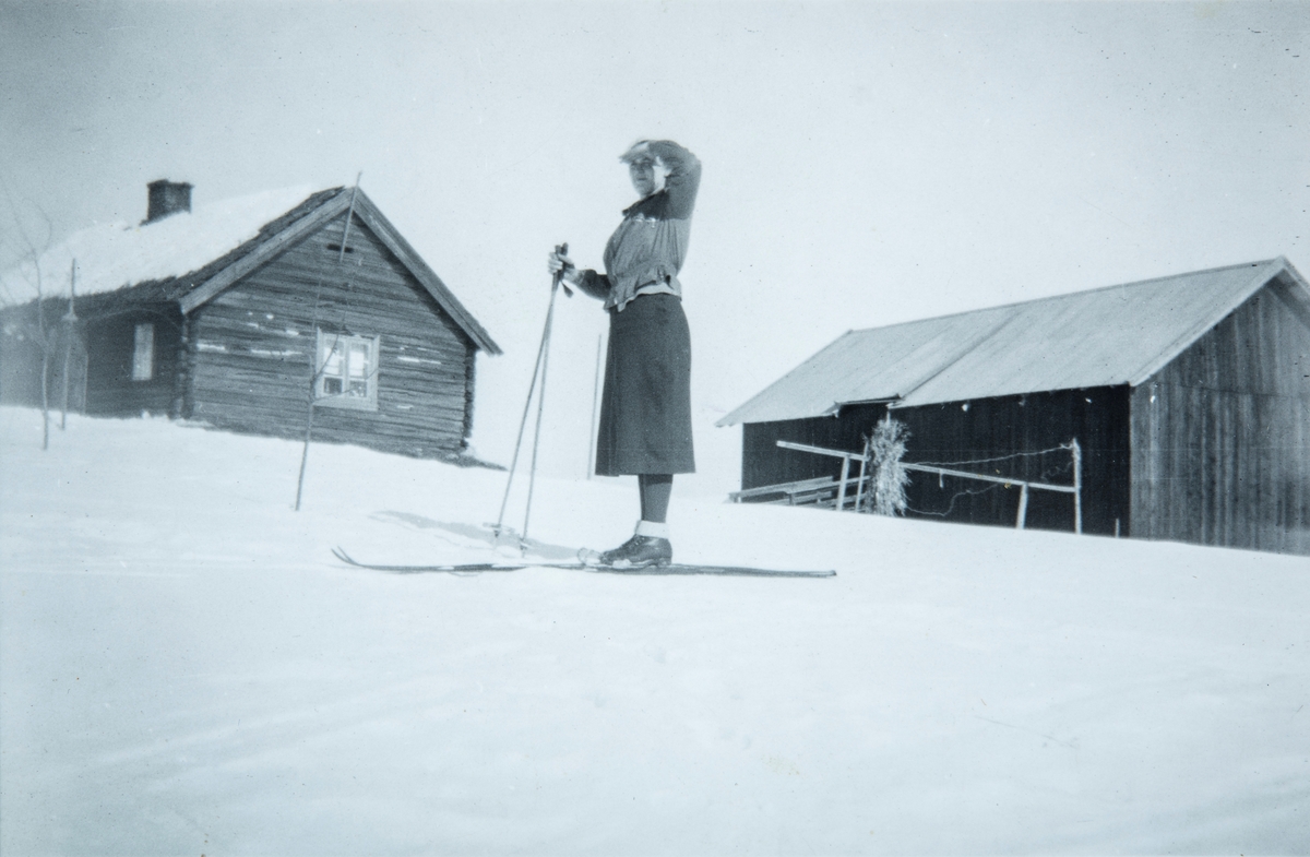 Aasta Maria Kristiansen (1917-1986) på ski utenfor Nysetra i Ottestad vinteren 1939.