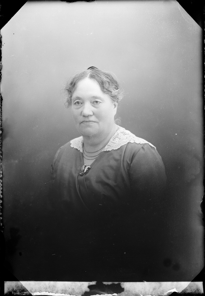 Ateljéporträtt prostinnan Lundell från Lövstabruk Uppland 1921  