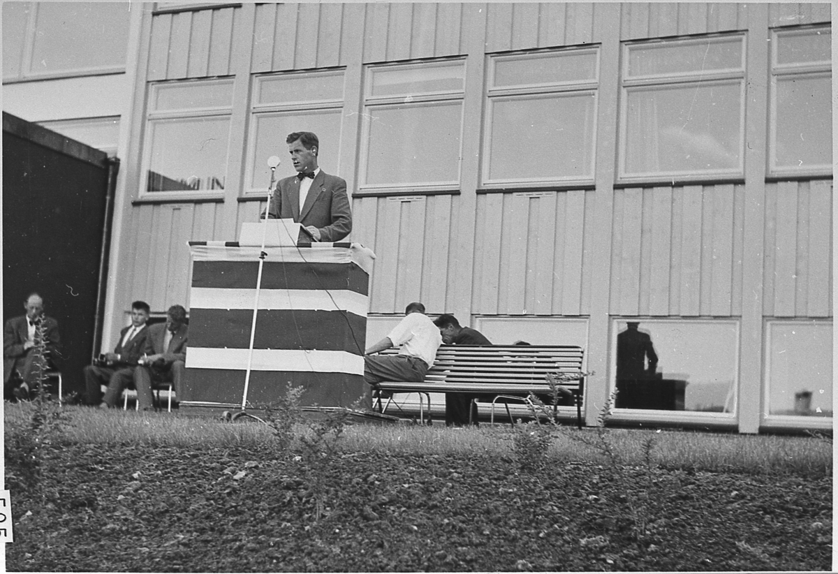 Innvielsen av kommunehuset i Prestfoss, 1957. Oddvar Undheim på talerstolen.