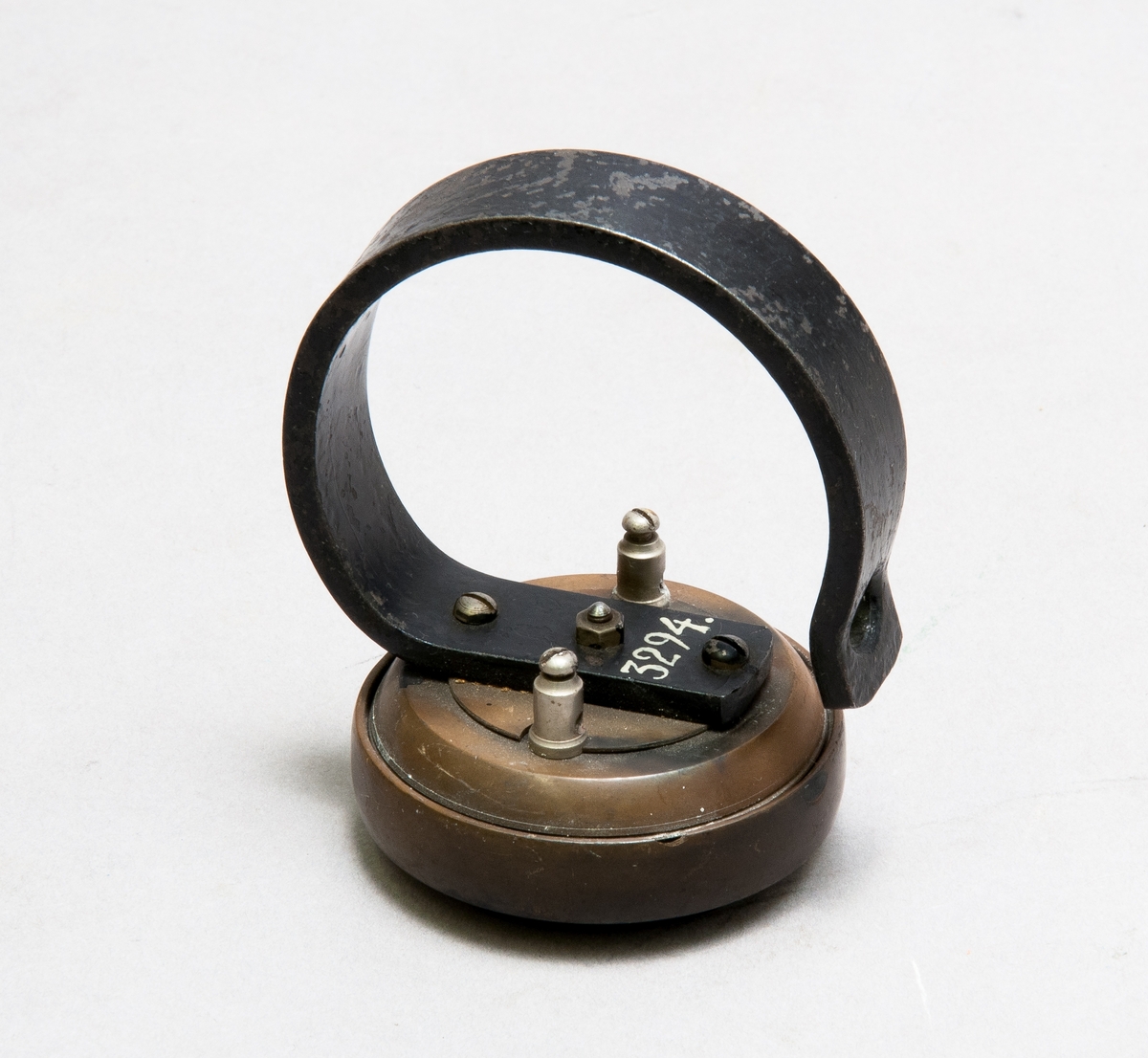 Enkelpolig hörtelefon med permanenta magneten omböjd som handtag.
Även märkt 3294