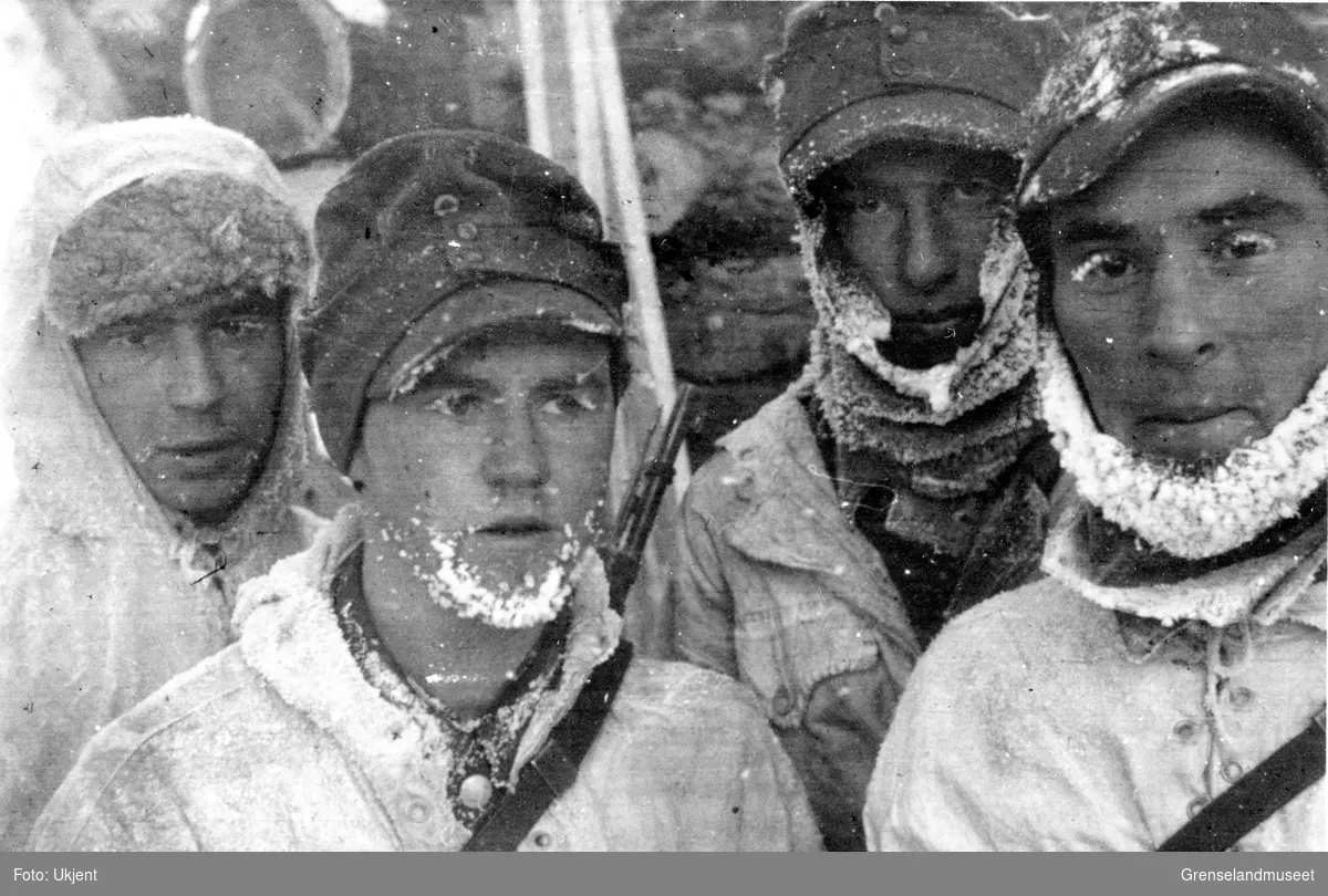 Soldater ved østfronten dekket av rimfrost.