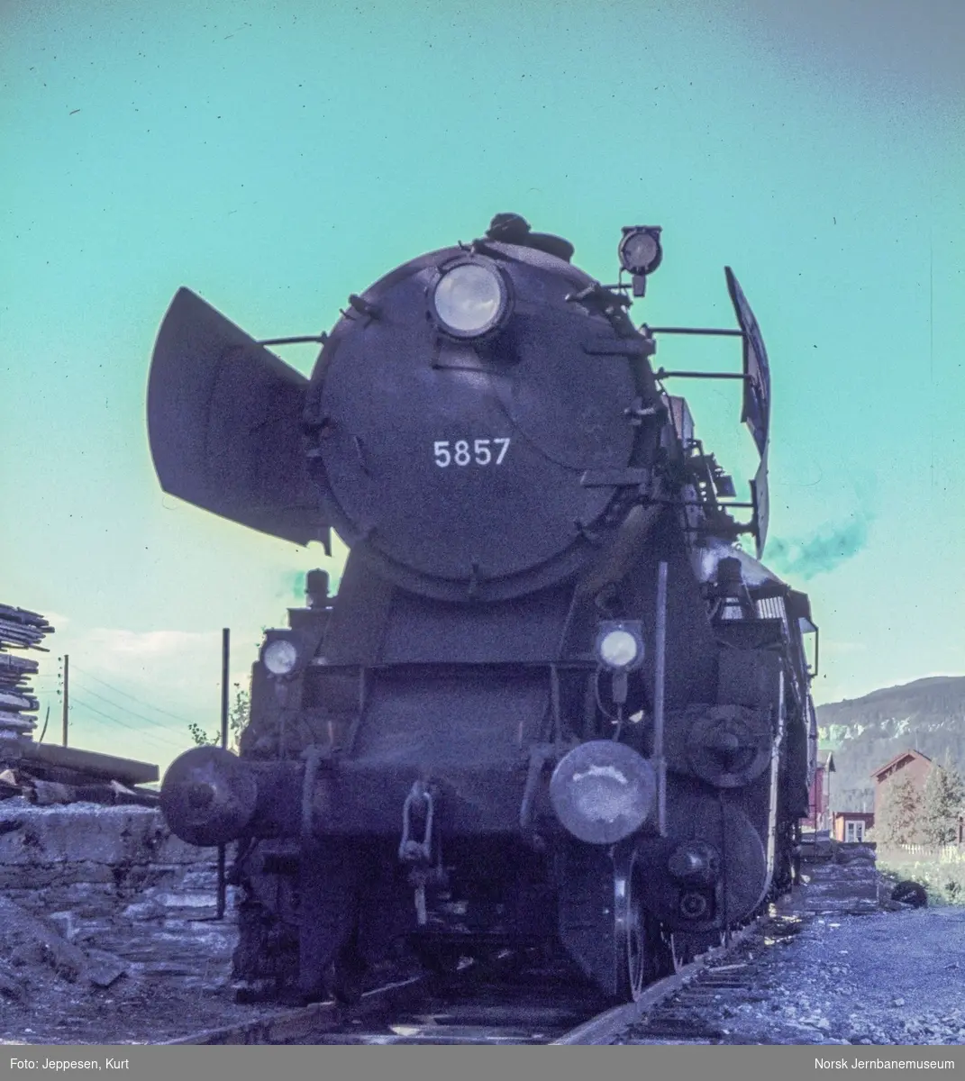 Damplokomotiv type 63a nr. 5857 på Levanger stasjon