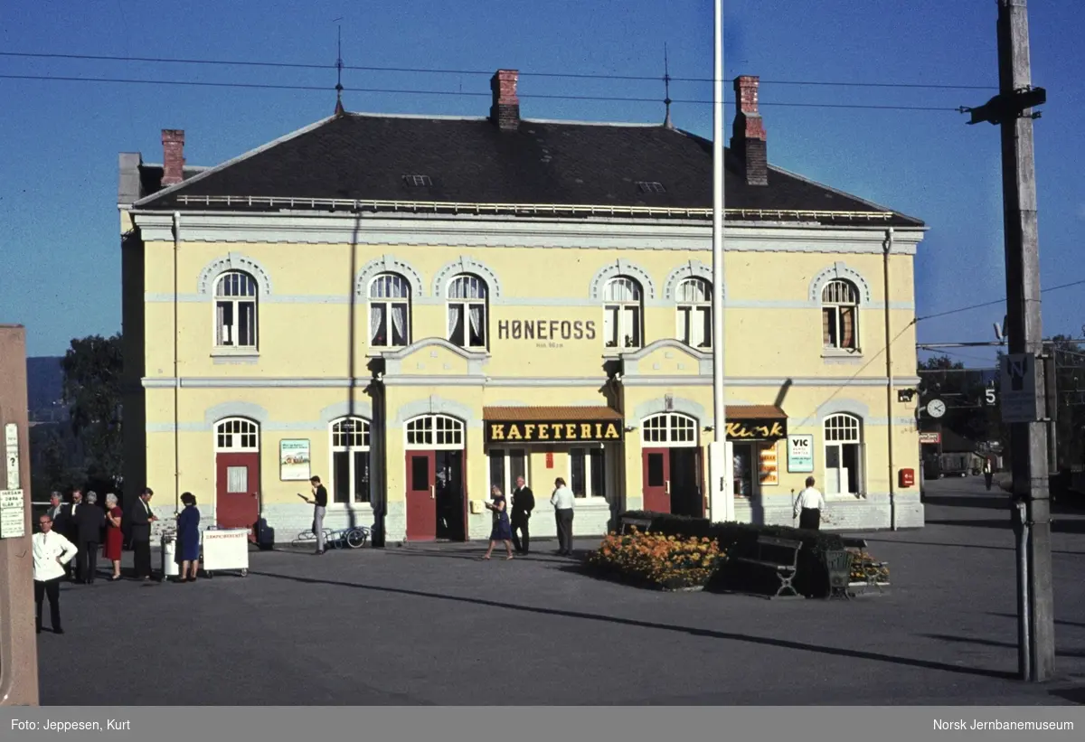 Hønefoss stasjon, sett fra vinduet i dagtoget fra Bergen til Oslo Ø, tog 602