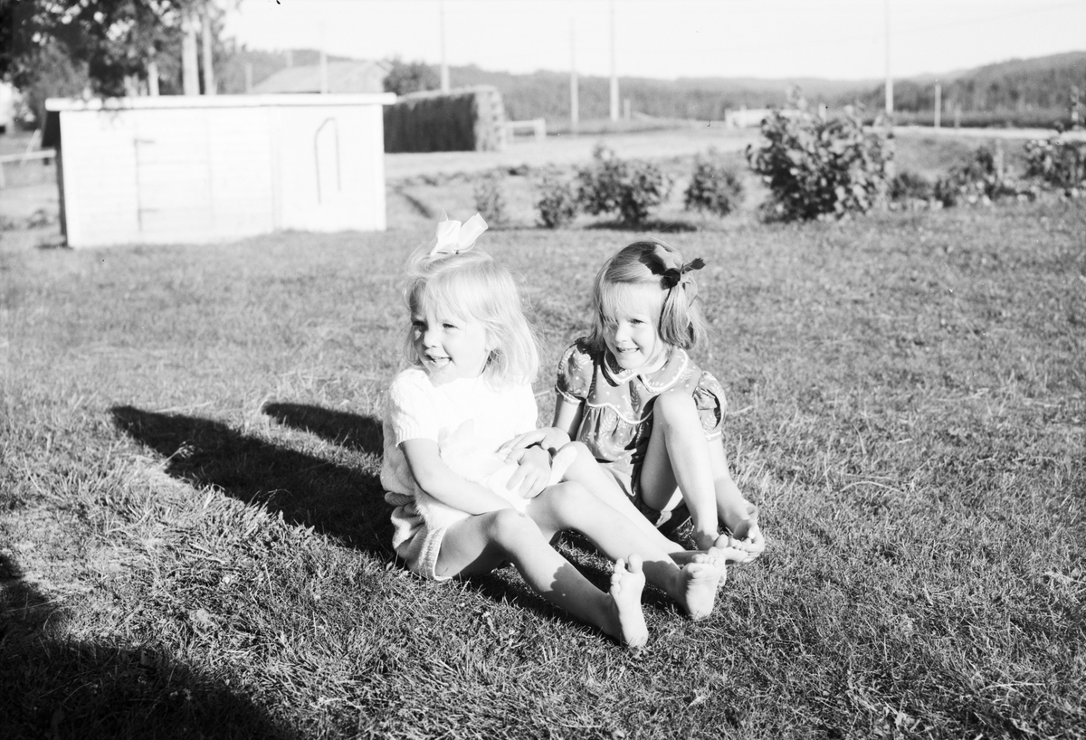 Barn sitter på hö, Håsjö, Jämtland 1950