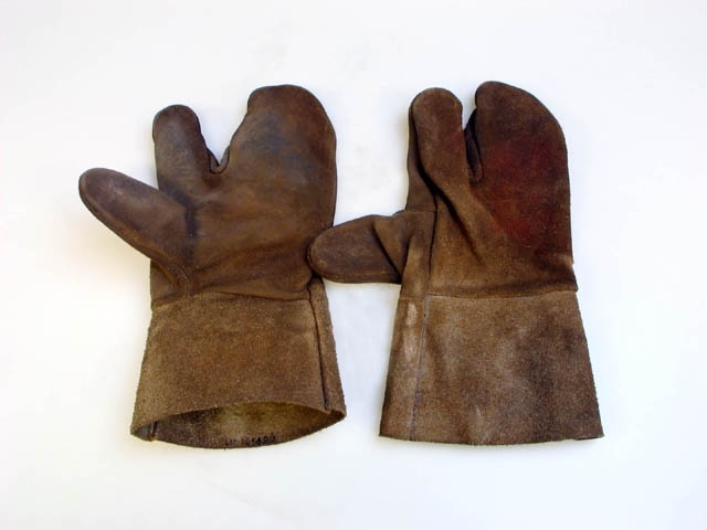 Arbetshandskar av läder som använts på Öresundsvarvet. Vanten har tre "fingrar", tumme, pekfinger och vante för resterande fingrar. Har förmodligen använts vid svetsning. Handskarna har varit utställda i basutställningen "I barnaminne" på Landskrona museum. Utställningen stod mellan 1989 och 2007.