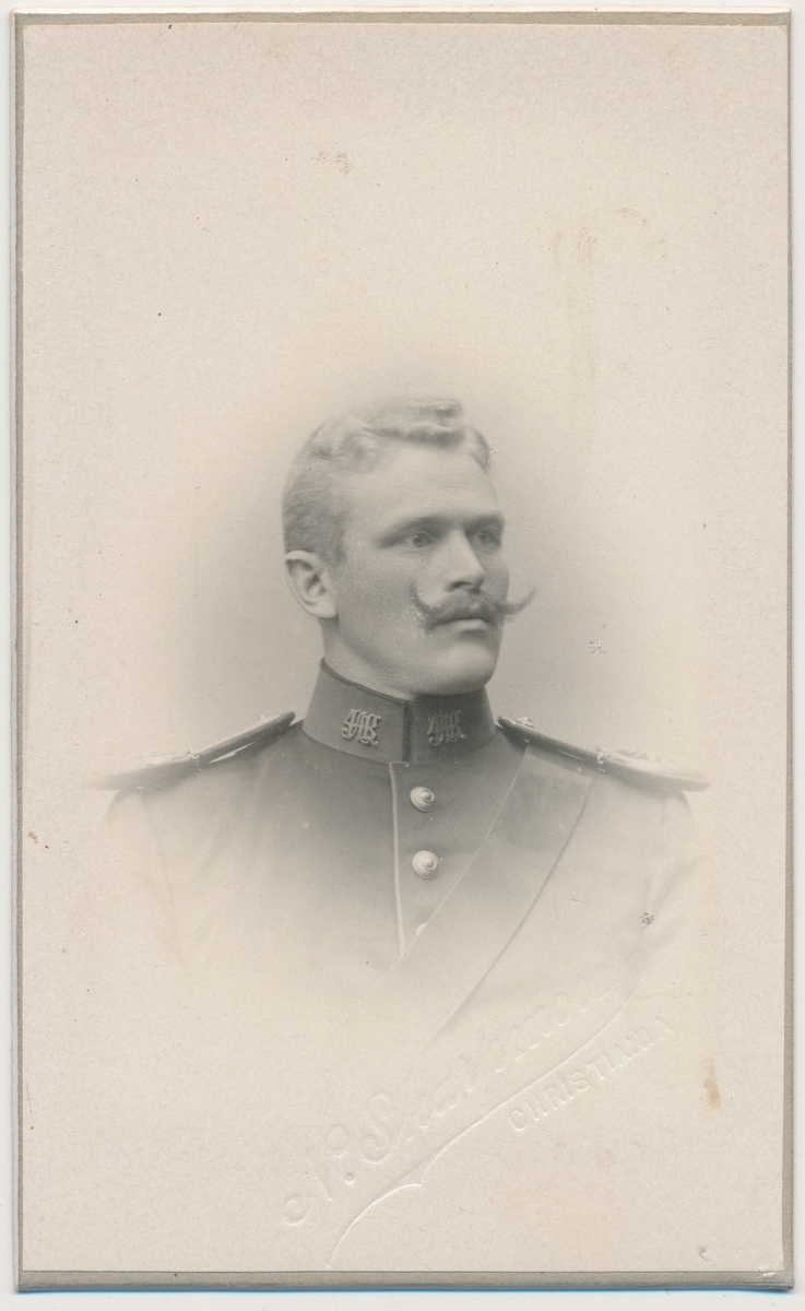 Portrett av ung mann i uniform, ukjent