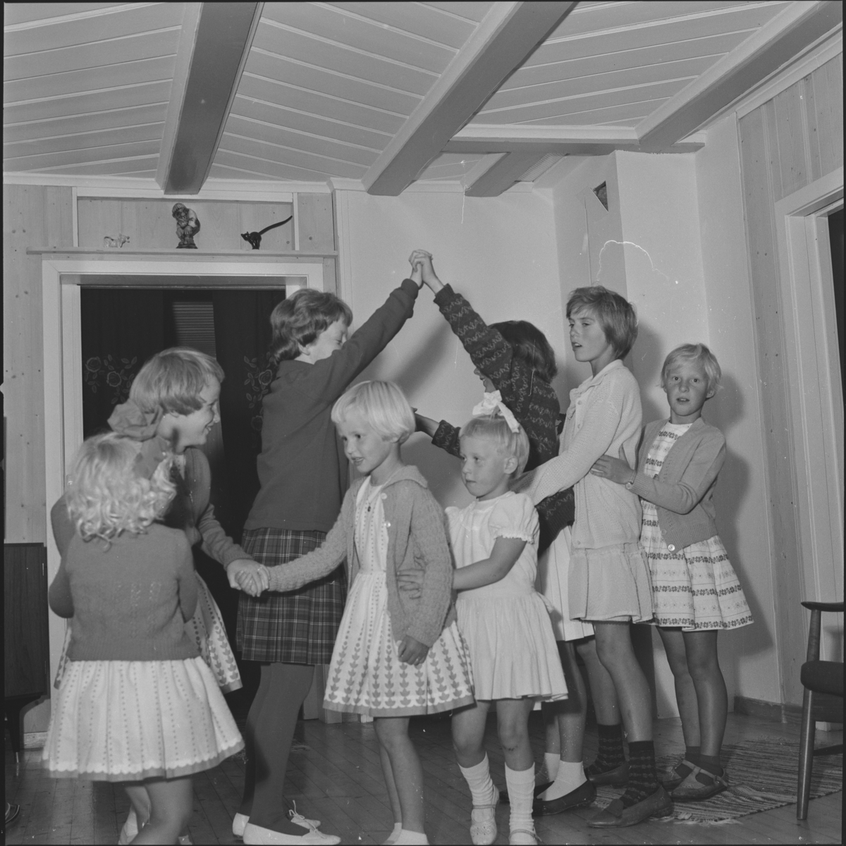 Barn pyntet i finstasen leker "bro bro brille"Annes barnebursdag med nabobarna på besøk. Sørum i Gjerdrum 1965