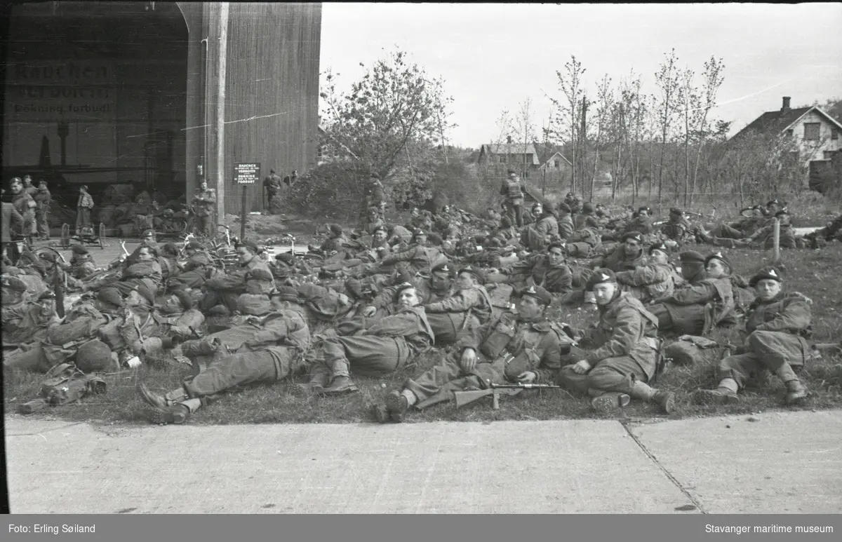 Freden. Sola. Soldater fra "Royal Artillery" utenfor hangar 2. Tyske skilt synlig.