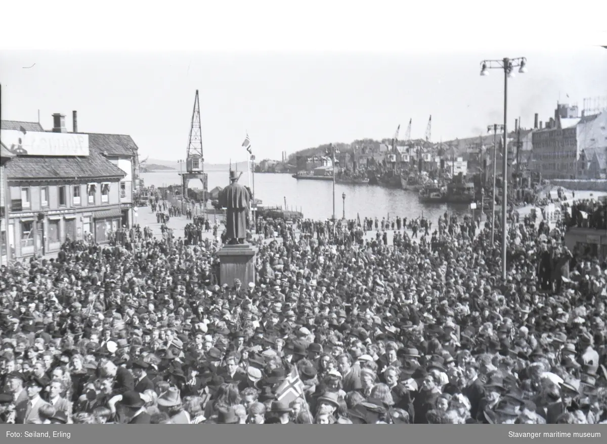 Freden 7-8 mai 1945. Folk på Torvet.