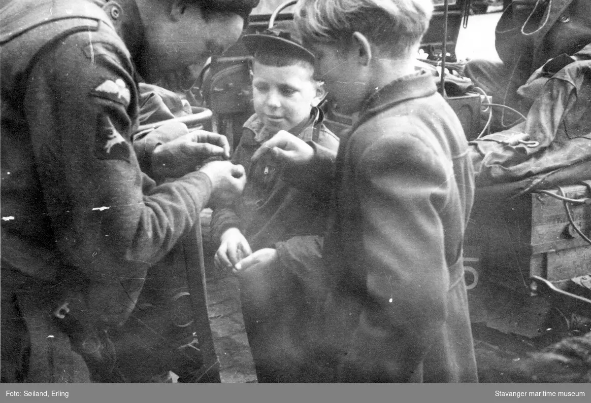 Frigjøringsdagene. To gutter får snop fra engelsk soldat.