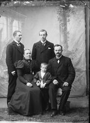 Portrettbilde av Andersen med sin familie. Sliperiarbeider