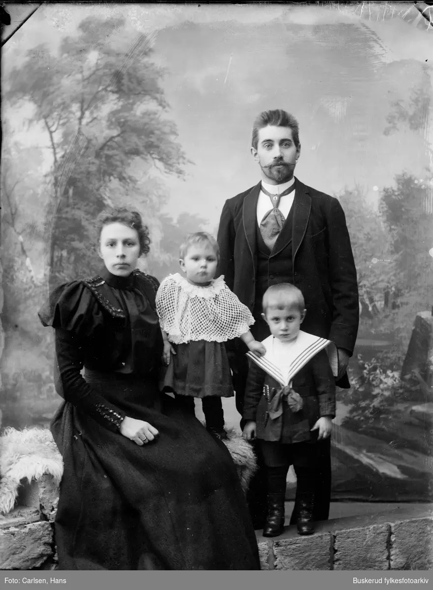 Portrettbilde av Baker Bjerke med sin familie