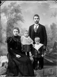 Portrettbilde av Baker Bjerke med sin familie