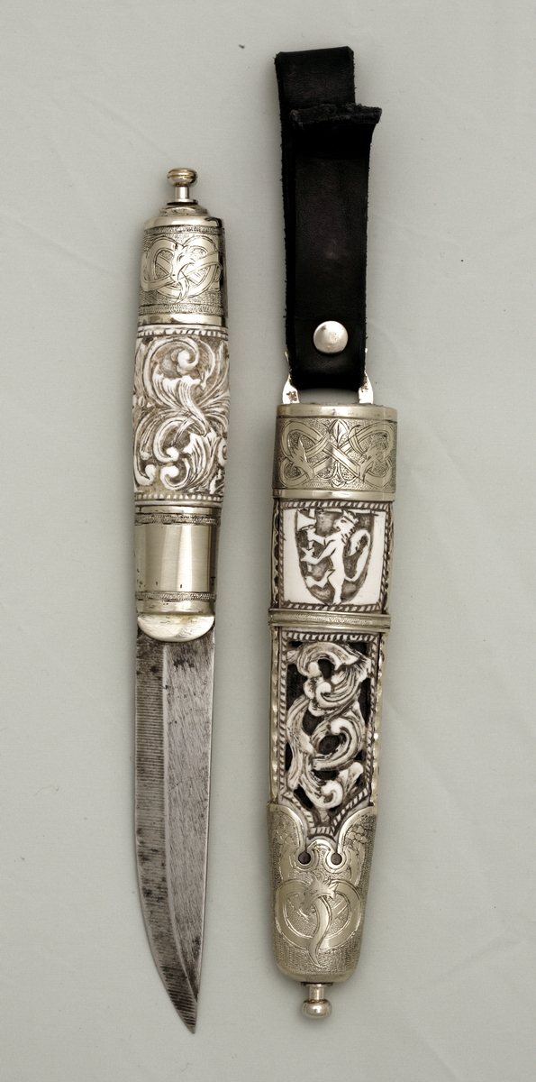 Kniven er inspirert av av Ole Jacobsen Westby (1875-1954) fra Nord Odal. Han lagde sine kniver av hvalrosstann. Knivmakeren Gisle Haaland reddet disse knivene for 20-30 år siden. Jonny Borge bygger videre på denne tradisjonen. 
