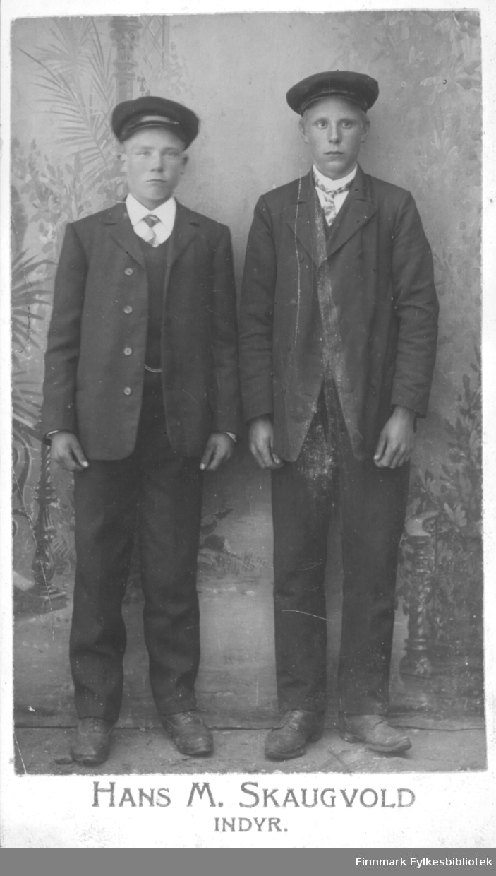To unge menn fotografert av Hans Nikolai M. Skaugvold, Norland (Inndyr).