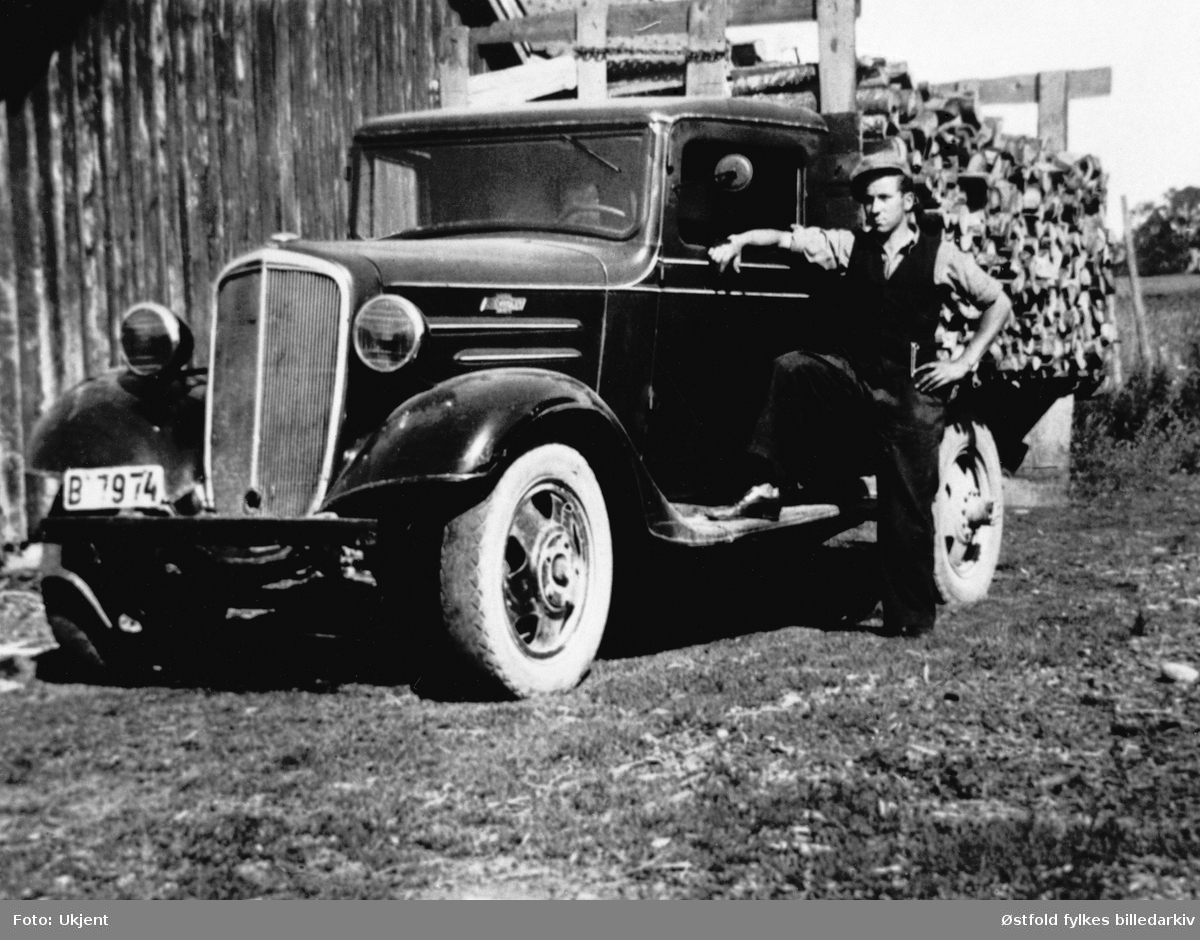 Vedkjøring til vanskeligstilte under andre verdenskrig. Dyrhaug i  Rygge i 1941. Sjåfør er Åge Ørmen. Bil med kjennetegn B-7974.  Chevrolet lastebil 1935-36-modell.
