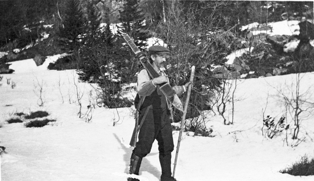 Jeger Elling E. Skålen på ski med børse og lang stav, ca. 1920.