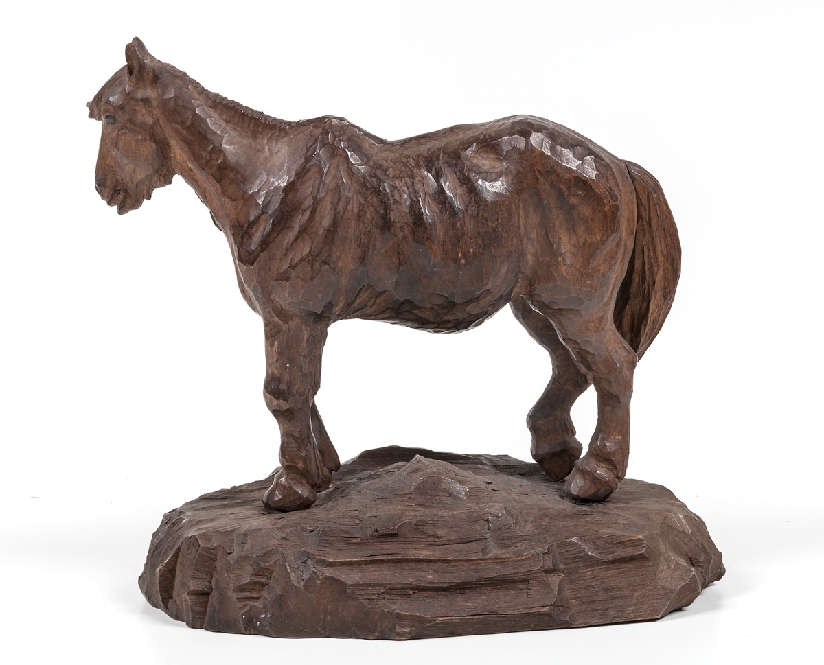 Häst, träskulptur, signerad O. S.