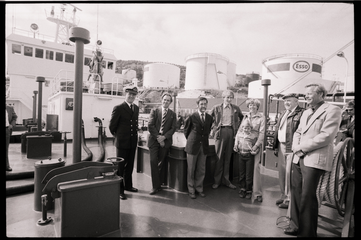 Gruppebilde tatt ombord i M/T "Esso Harstad" utenfor Esso-anlegget i Samasjøen.