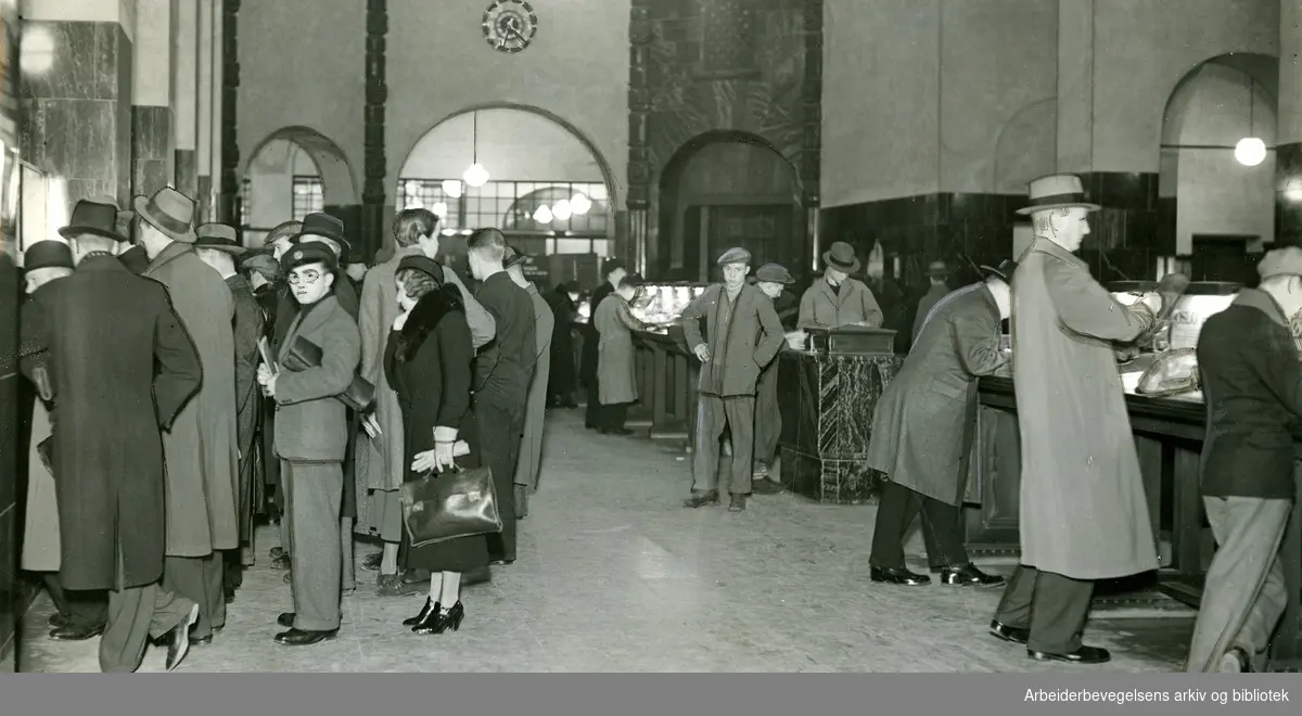 Publikumshallen på Hovedpostkontoret i Oslo, 1938.