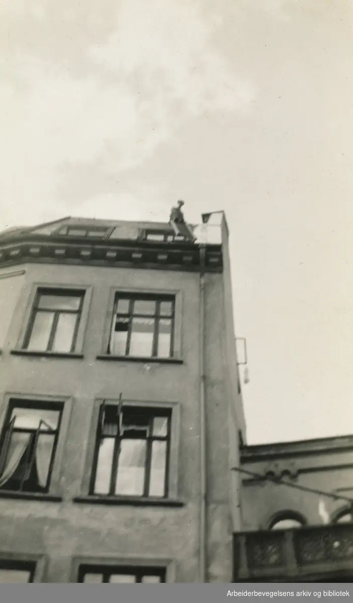 Takarbeider på en bygård i Hegdehaugsveien 25, 1933.