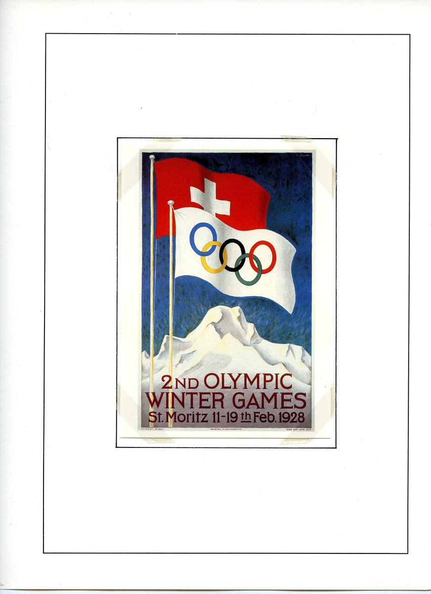 Postkort fra de andre olympiske vinterleker i St. Moritz 1928. Kortet viser et sveitsisk og et olympisk flagg i forgrunnen, og snødekte fjell og blå himmel i bakgrunnen.