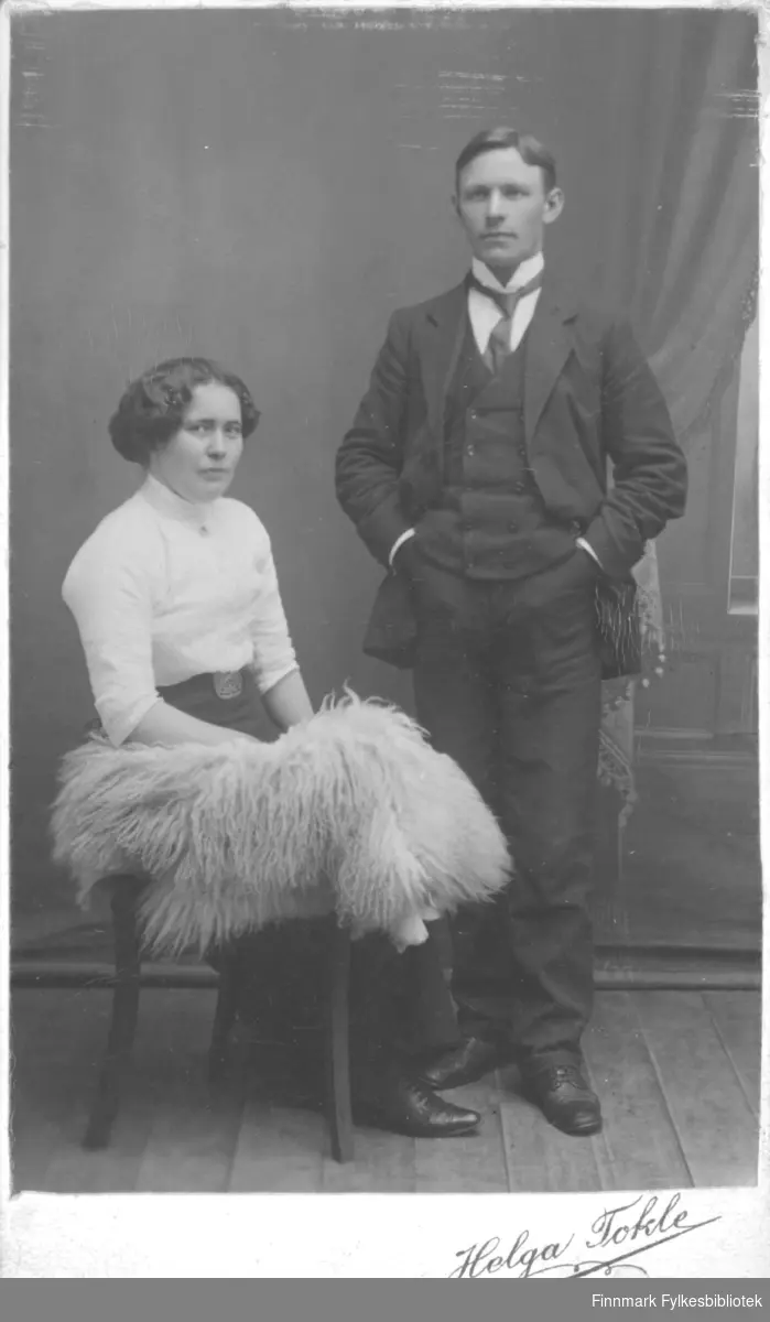 Visittkort av en ung kvinne og en ung mann, muligens ektepar. Fotograf er Helga Tokle, Kirkenes.