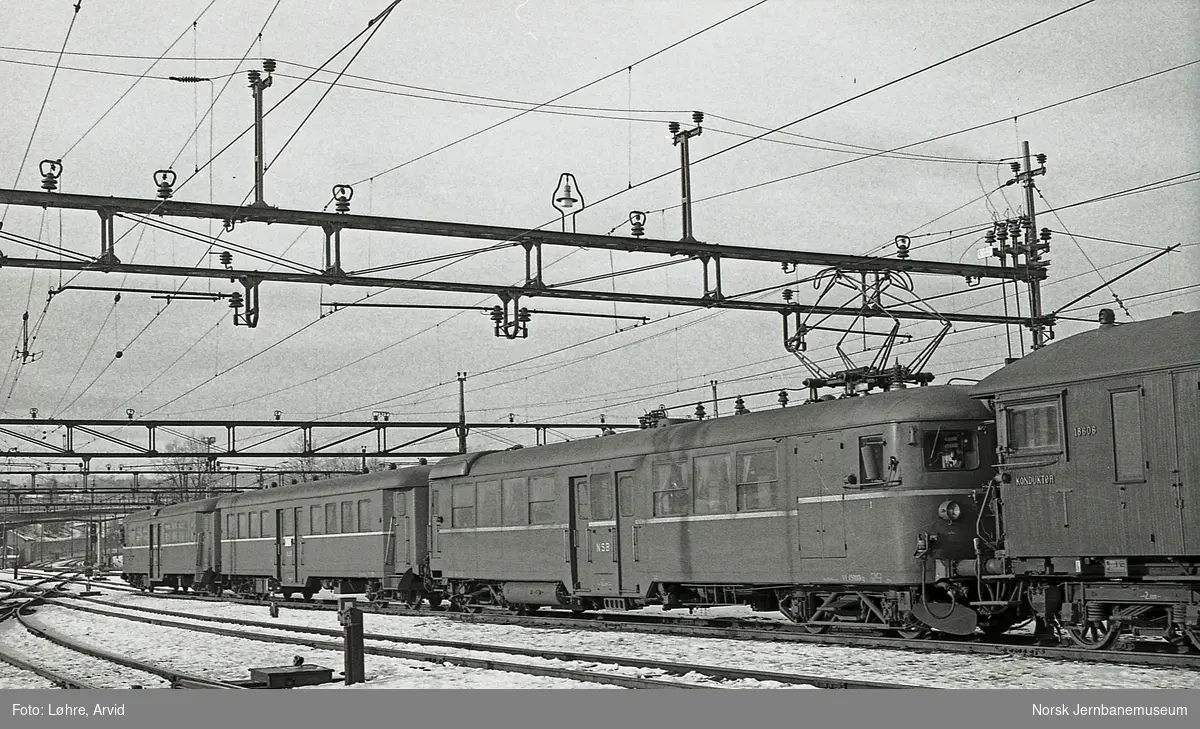 Lokaltogsmateriell på Lillestrøm stasjon. Fra høyre styrevogn BFS 65 nr. 18606, elektrisk motorvogn BM65B, mellomvogn B67 og styrevogn BFS 65