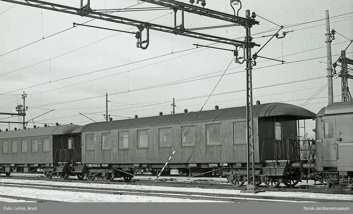Lokaltogsmateriell på Lillestrøm stasjon, i midten mellomvogn litra B65 nr. 18801