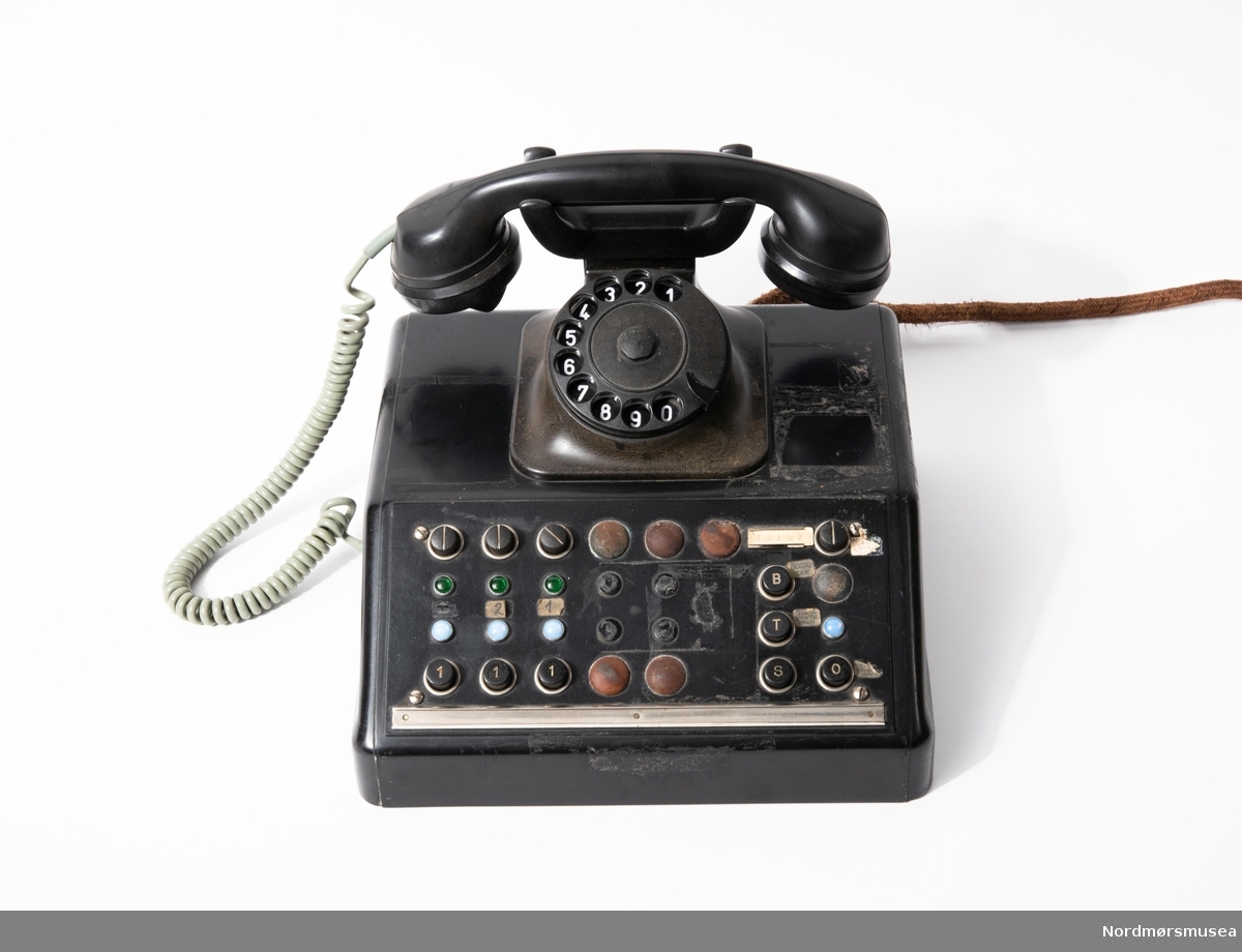 I følge giver ble telefonene brukt på Gulla herrekonfeksjonsforretning av sin farfar Bjarne Gulla. Butikken lå i Vågeveien 5, Kristiansund.