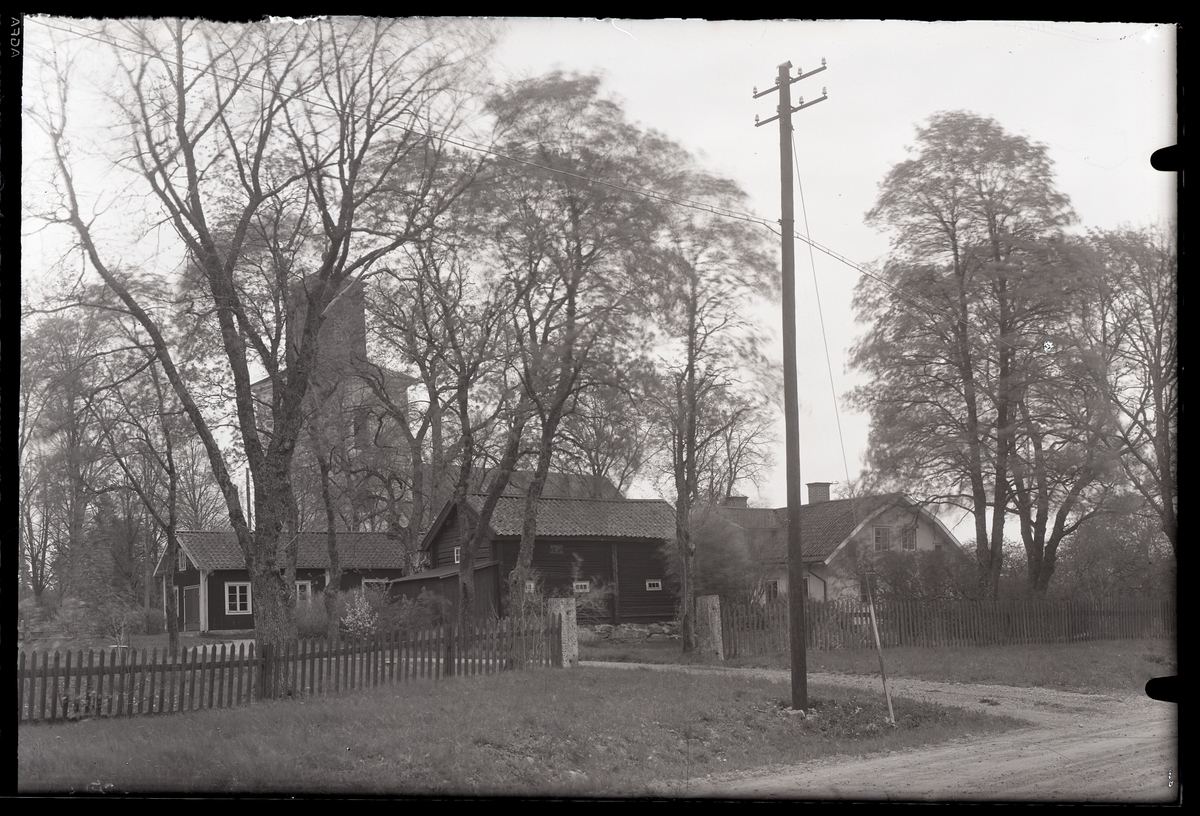 Tortuna prästgård, Västerås, med kyrkan i bakgrunden.