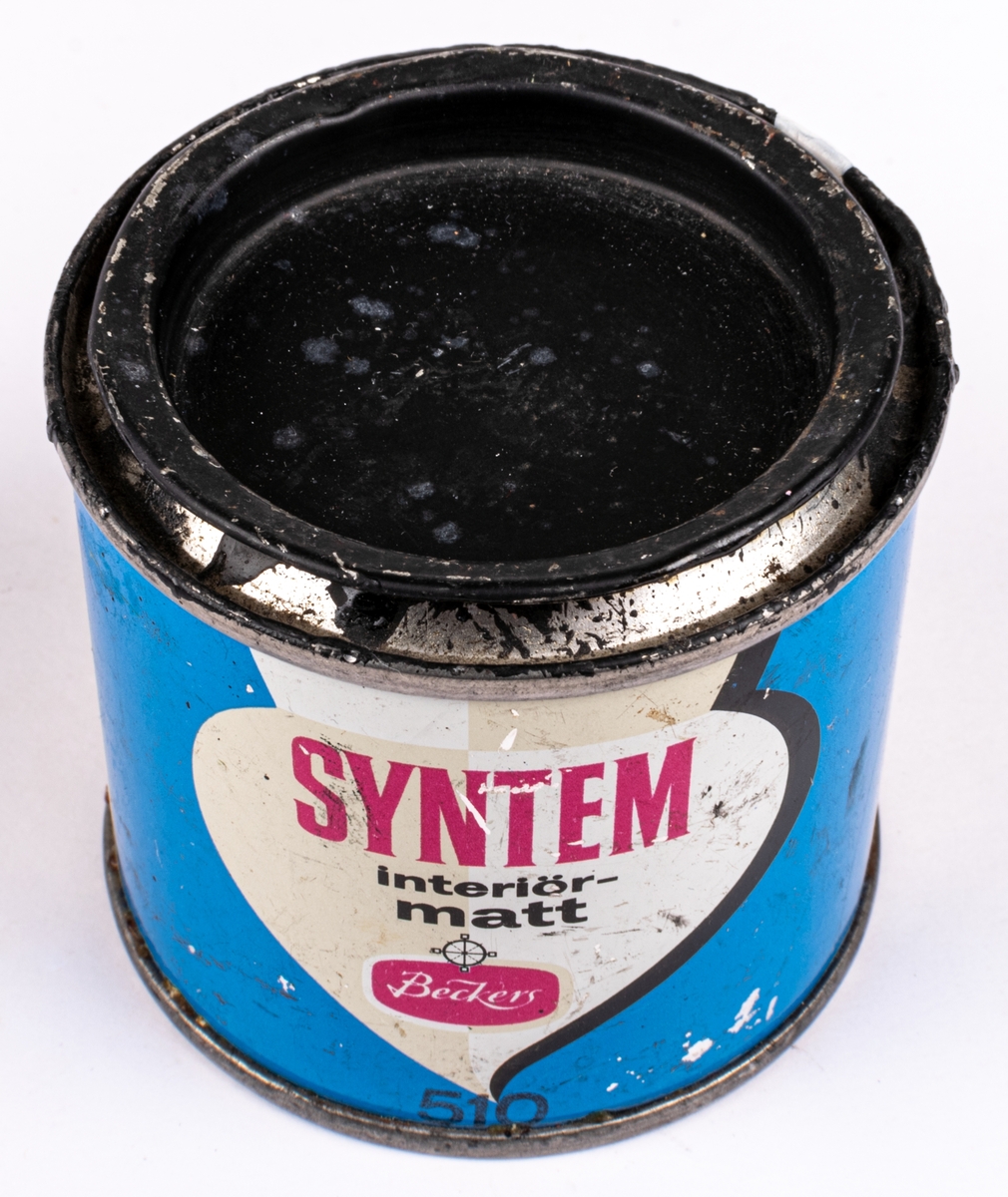 En plåtburk med målarfärg från Beckers. System interiörmatt, svart kulör.