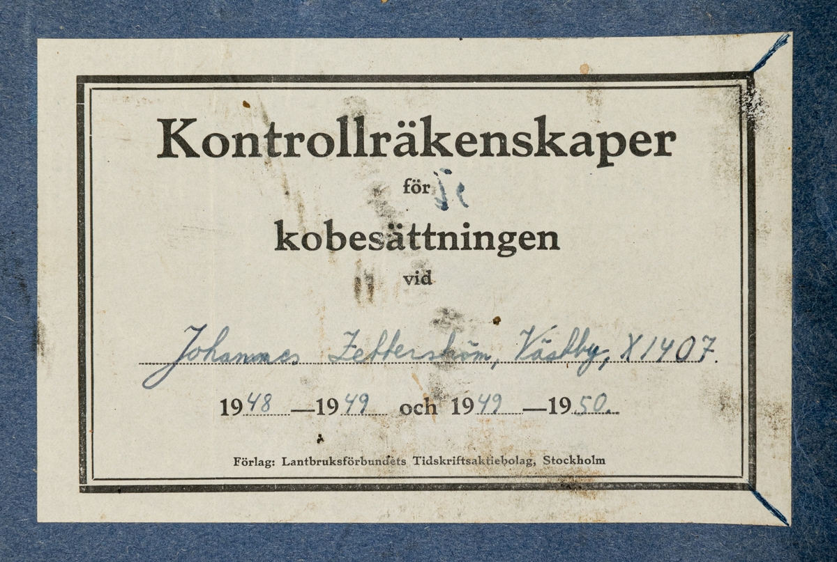 Häfte med kontrollräkenskaper för kobesättning vid Johannes Zetterström, Västby, Holmsveden, 1948-1950.
Blå pärm av grövre papper. Förtryckta sidor.
Lantbruksstyrelsens formulär från 1938.
Innehåller även lösa blad med härstammningsbevis för enskilda kor.