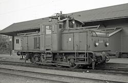 Elektrisk lokomotiv El 10 2515 ved godshuset på Horten stasj