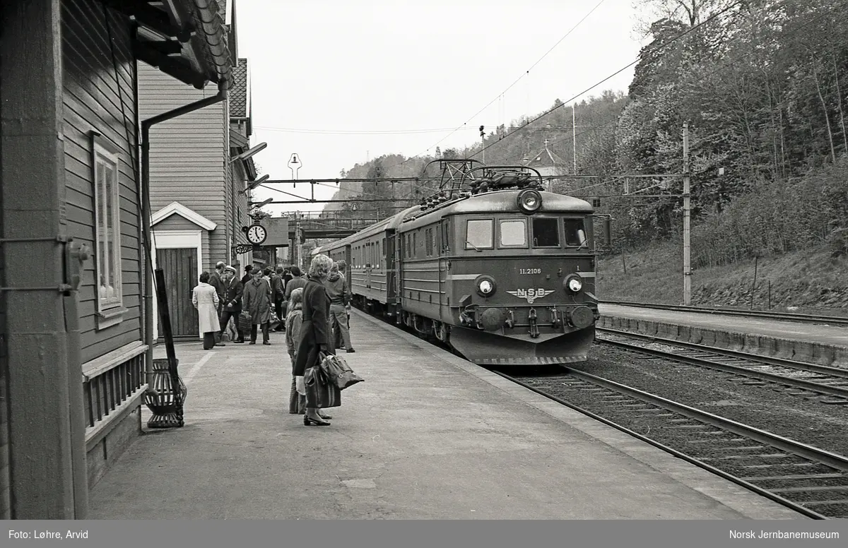 Elektrisk lokomotiv El 11 2108 med hurtigtog fra Skien til Oslo V, tog 810, på Holmestrand stasjon