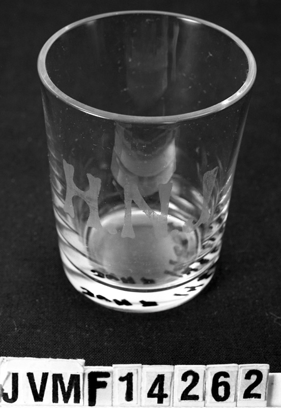 Ofärgat glas med vita graverade initialer: "HNJ".