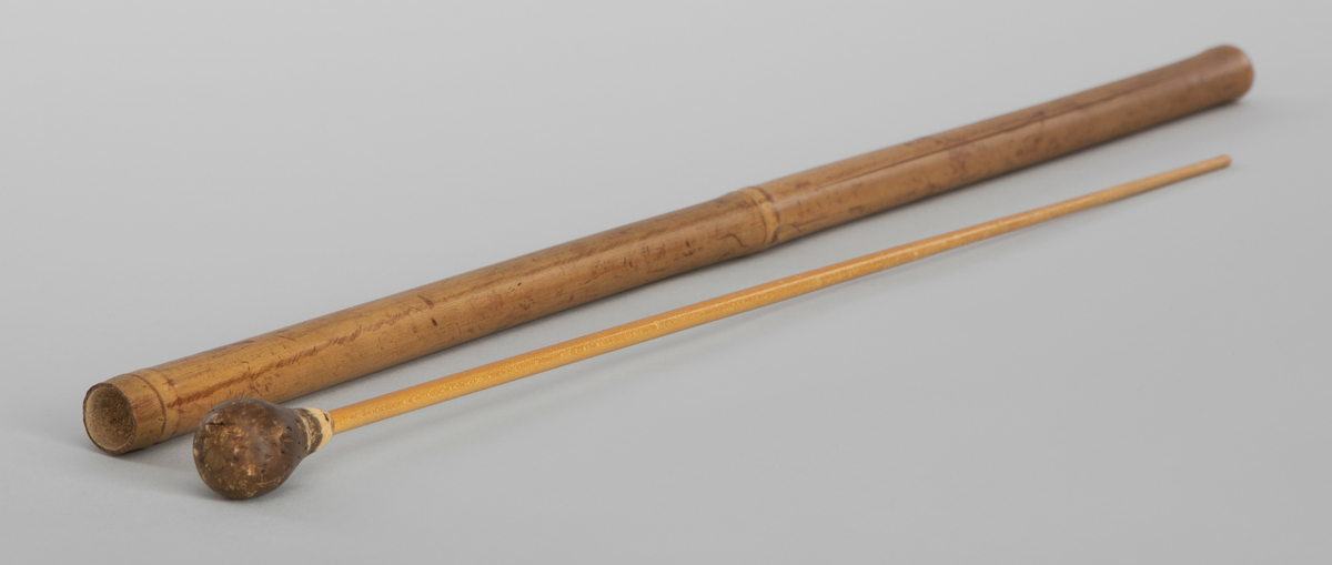 Selvlaget taktstokk, dirigentsatv, med etui. Etuiet er laget av en gjenbrukt skistav i bambus.