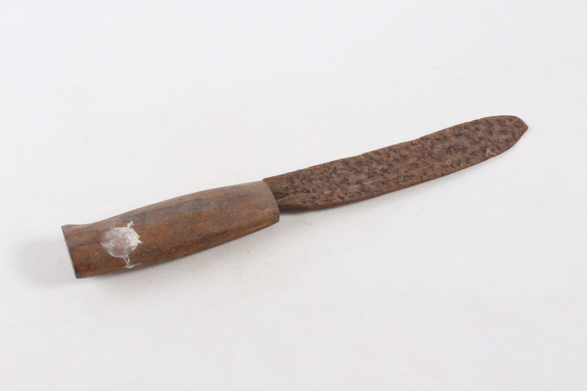 Kniven er laget av avbrekte ljåblad og ble brukt til å kviste kålrabi.