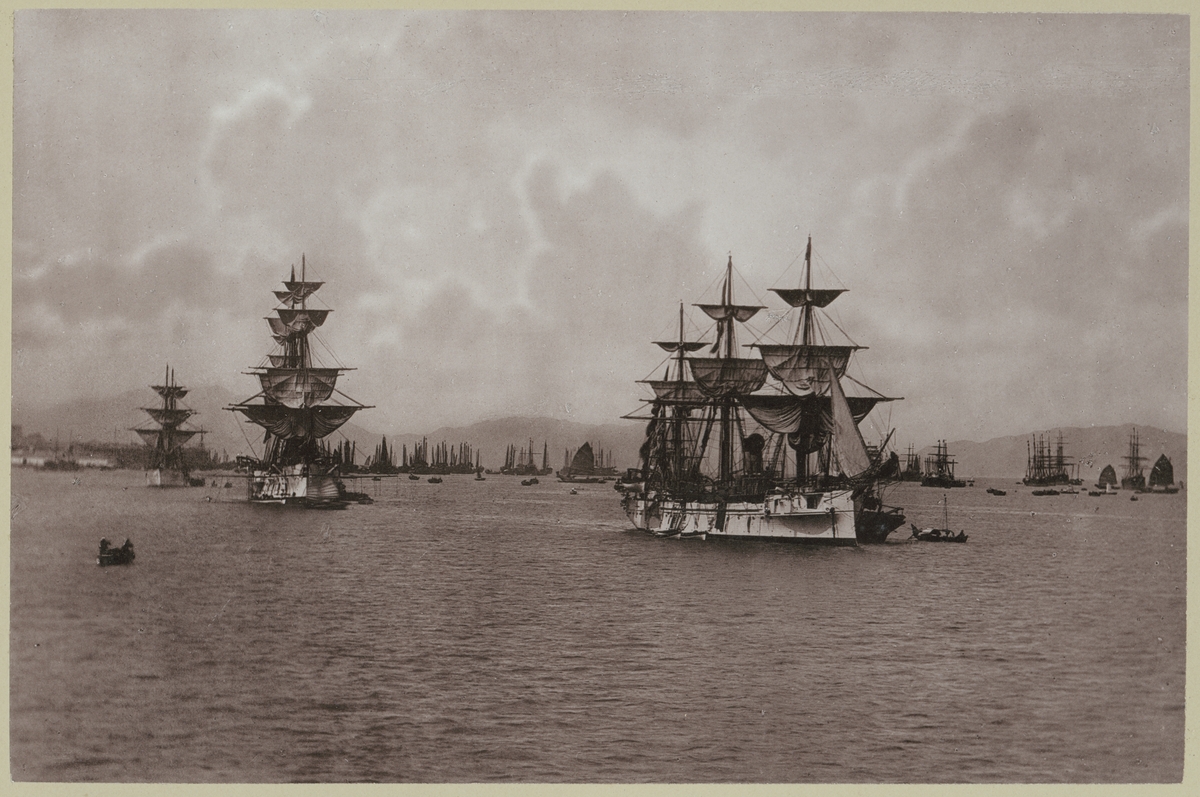 Bilden visar en fransk eskader i hamnen av Xiamen, tidigare Amoy. Pansarfregatterna har släppt ut seglarna för torkning.