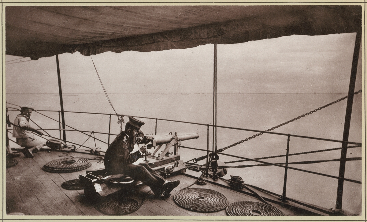 Bilden visar en sjöofficerare ombord på korvetten Stosch som sitter på en lavett och läser en brev från hemlandet.