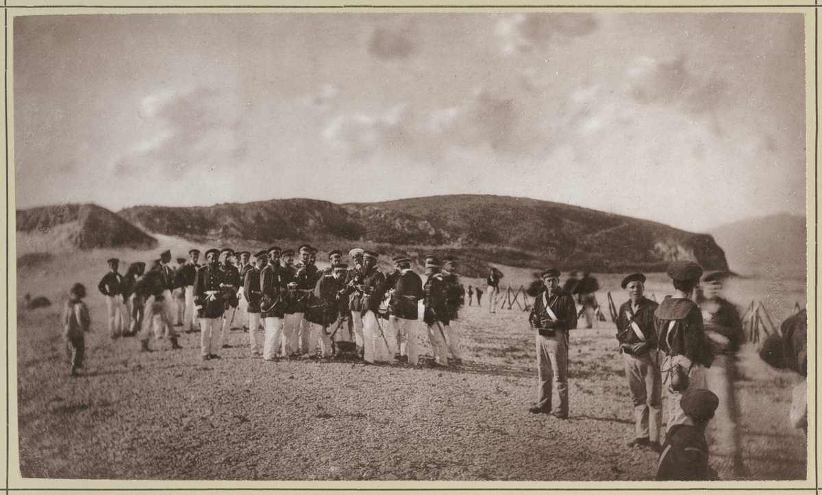 Bilden visar en landsättningsövning. Soldater och manskap från korvetten Stosch ta rast under en manöver paus.