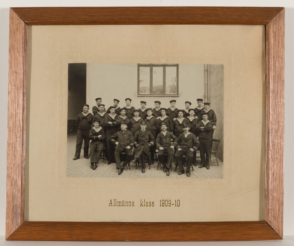 Bilden visar elever från en av Karlskronas örlogsskolor.