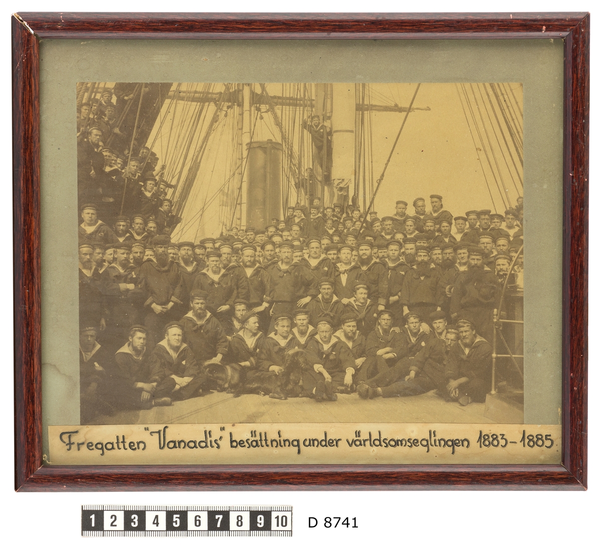 Grupporträtt av besättningsmän på däck av fregatten Vanadis under världsomsegling 1883-1885.